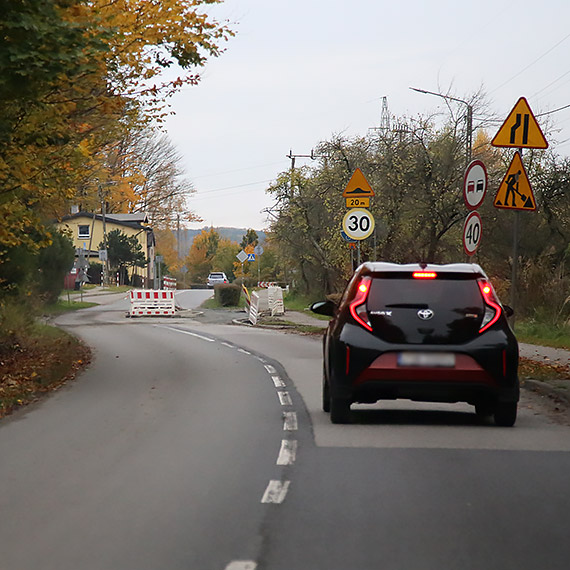 Na ulicy Nadbrzeżnej w Wicku nowa jakość jazdy - łagodniejsze progi, zatoczki i wyświetlacze prędkości!