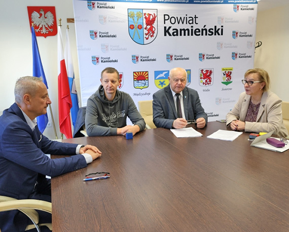 Podpisanie umowy na świadczenie usług transportu publicznego w powiecie kamieńskim