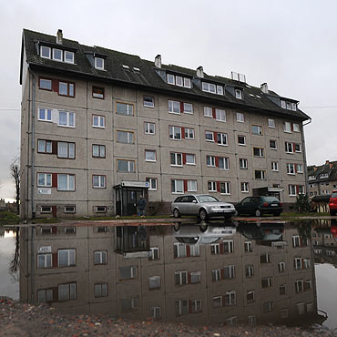 Wolin: Ogromne ka�u�e przed blokiem. Sp�dzielnia nie reaguje
