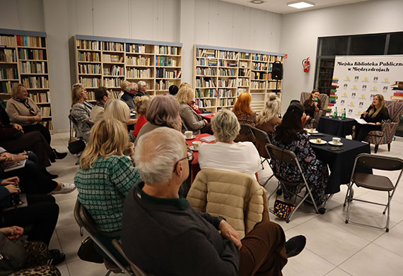 „Dzięki terapii można na nowo zbudować siebie” – spotkanie autorskie z Katarzyną Glinką w międzyzdrojskiej bibliotece