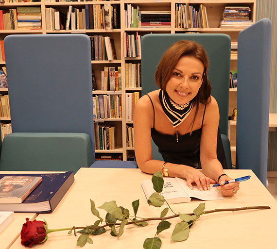 „Dzięki terapii można na nowo zbudować siebie” – spotkanie autorskie z Katarzyną Glinką w międzyzdrojskiej bibliotece