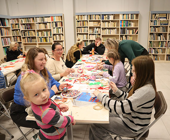 Rodzinne warsztaty plastyczne w midzyzdrojskiej bibliotece