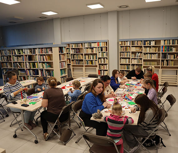 Rodzinne warsztaty plastyczne w midzyzdrojskiej bibliotece