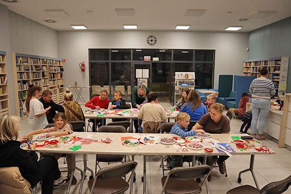 Rodzinne warsztaty plastyczne w midzyzdrojskiej bibliotece