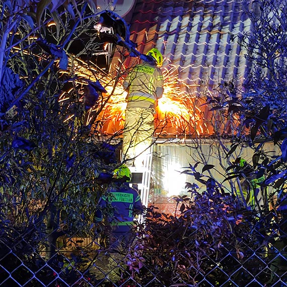 Pożar budynku na terenie ogrodów w Międzyzdrojach. Strażacy walczyli z ogniem. Zobacz film!