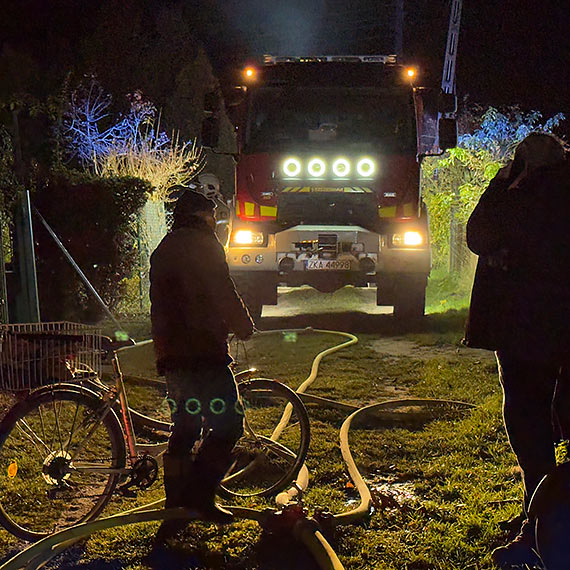 Pożar budynku na terenie ogrodów w Międzyzdrojach. Strażacy walczyli z ogniem. Zobacz film!