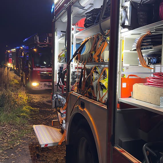 Pożar budynku na terenie ogrodów w Międzyzdrojach. Strażacy walczyli z ogniem. Zobacz film!