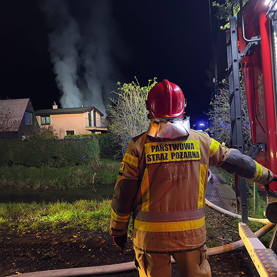 Pożar budynku na terenie ogrodów w Międzyzdrojach. Strażacy walczyli z ogniem. Zobacz film!