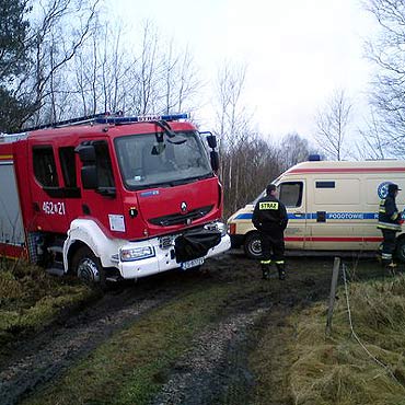 Kodr�bek: Karetka ugrz�z�a w b�ocie