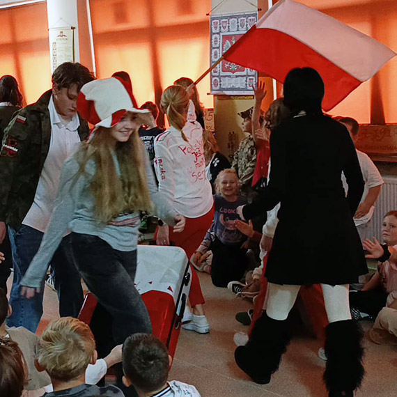 Młodzi śladami bohaterów - patriotyczny projekt w Szkole Podstawowej w Dziwnowie