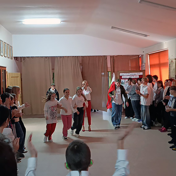 Młodzi śladami bohaterów - patriotyczny projekt w Szkole Podstawowej w Dziwnowie