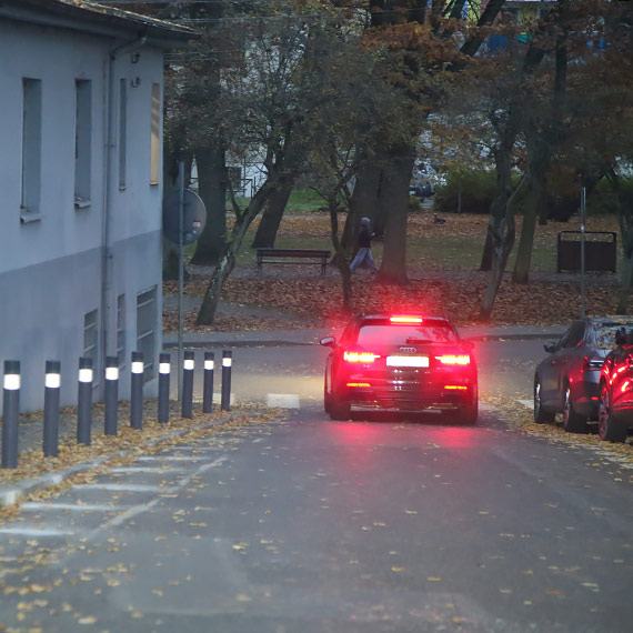Słupki na ul. Parkowej w Międzyzdrojach. Wreszcie porządek, ale miejsca parkingowe wciąż potrzebne