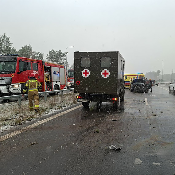 Polizg na S3 przed winoujciem. Kobieta jadca Seatem wpada na barierki