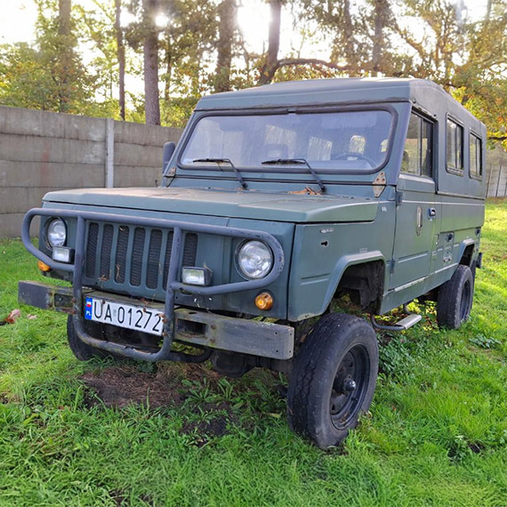 Autobusy i honkery na sprzeda – szczeciski oddzia AMW wietrzy wojskowe magazyny