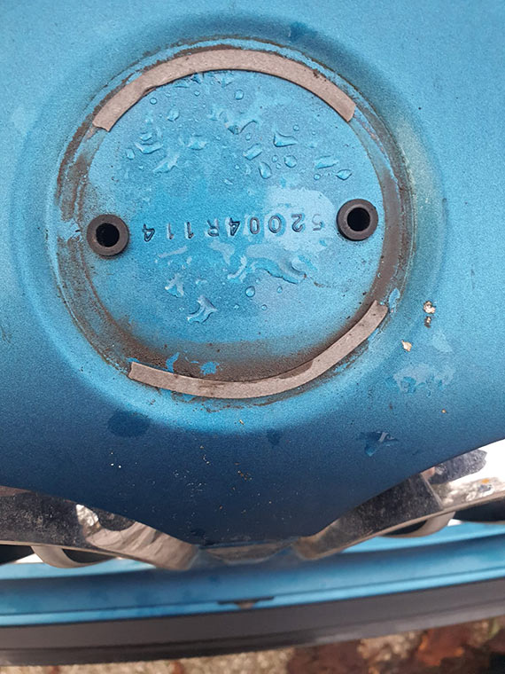 Gdy samochody tracą twarz. Historia logotypów zrywanych w centrum Świnoujścia