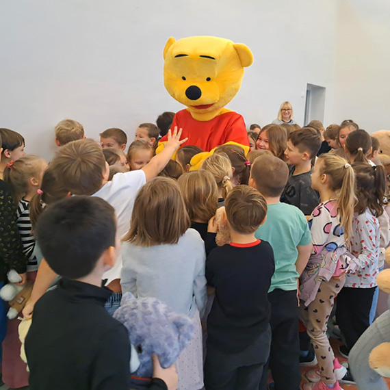 Pasowanie na czytelnika i międzynarodowy dzień pluszowego misia w Dziwnowie