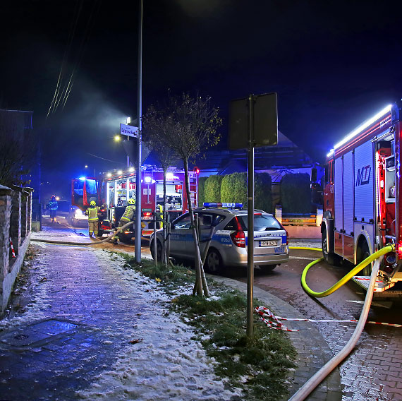 Poar pustostanu w Midzyzdrojach przy ulicy Skodowskiej. Cztery zastpy stray w akcji