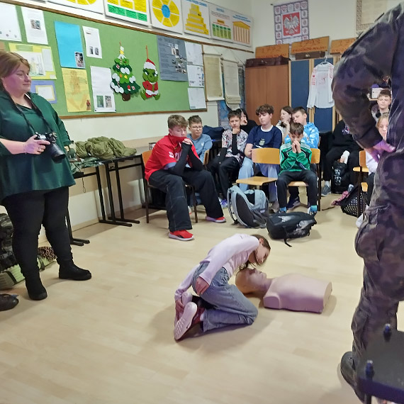 Edukacja z wojskiem w Dziwnowie. Uczniowie uczyli si pierwszej pomocy i zasad bezpieczestwa