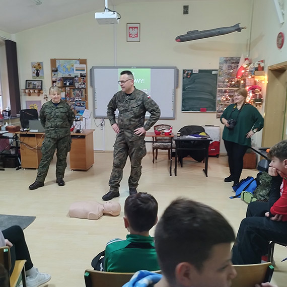 Edukacja z wojskiem w Dziwnowie. Uczniowie uczyli się pierwszej pomocy i zasad bezpieczeństwa