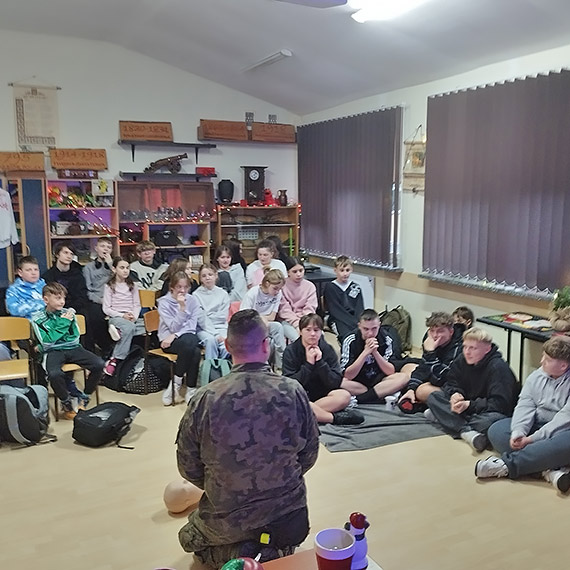 Edukacja z wojskiem w Dziwnowie. Uczniowie uczyli się pierwszej pomocy i zasad bezpieczeństwa