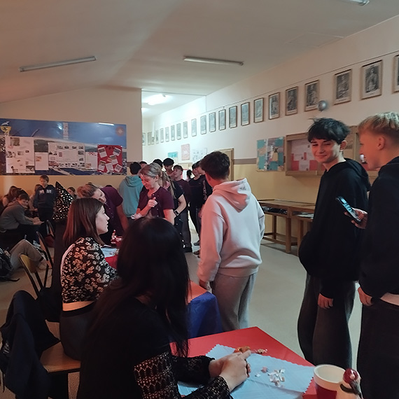 Andrzejkowa magia w SP w Dziwnowie. „Cyganki” zdradzały szkolne przepowiednie