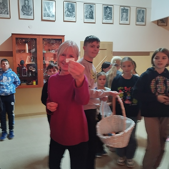 Andrzejkowa magia w SP w Dziwnowie. „Cyganki” zdradzały szkolne przepowiednie