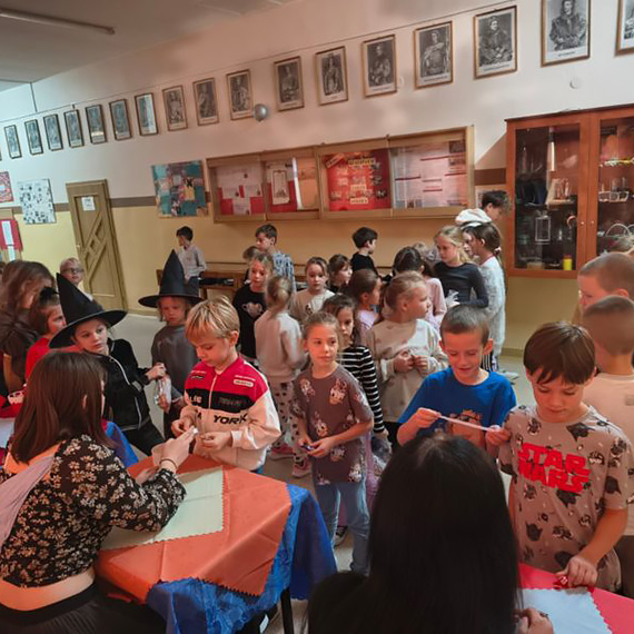 Andrzejkowa magia w SP w Dziwnowie. „Cyganki” zdradzały szkolne przepowiednie