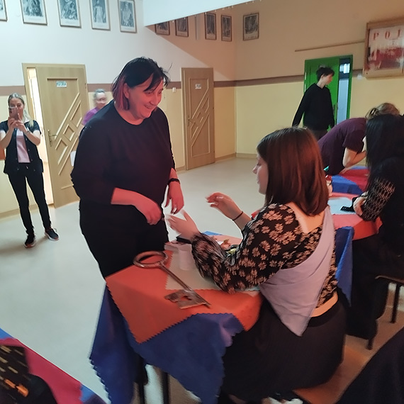 Andrzejkowa magia w SP w Dziwnowie. „Cyganki” zdradzały szkolne przepowiednie