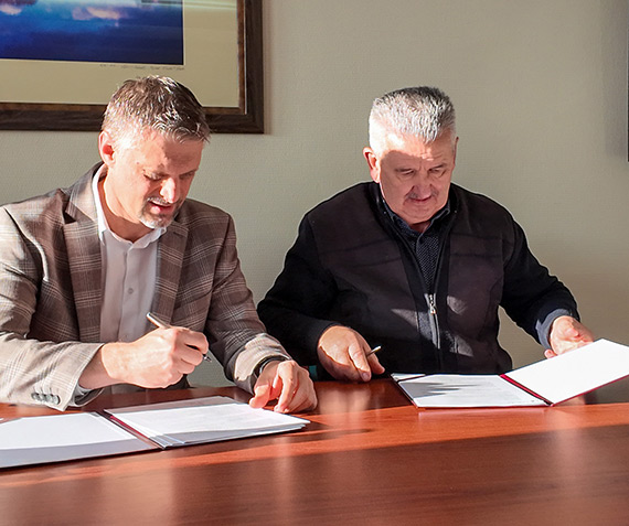 Gmina Dziwnw podpisuje umowy na budow trzech nowych zej na pla