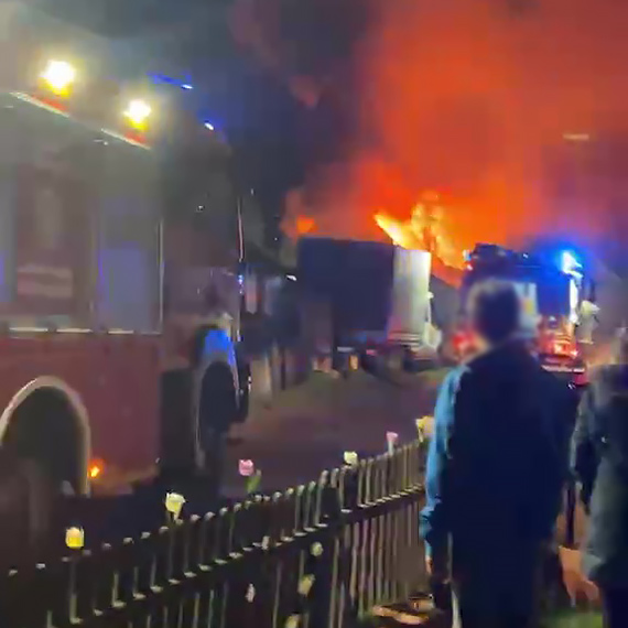 Grony poar budynku gospodarczego w Sulikowie. Straacy wynieli butle z gazem