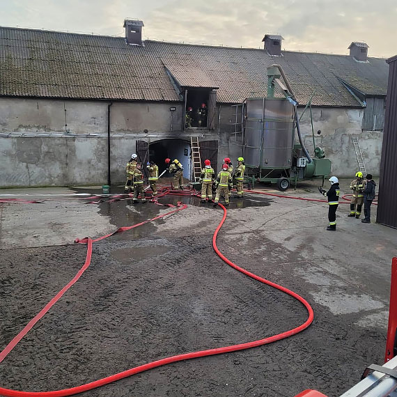 Duy poar budynku gospodarczego w Upadym. Straacy bronili zbiornik z 4000 litrw paliwa