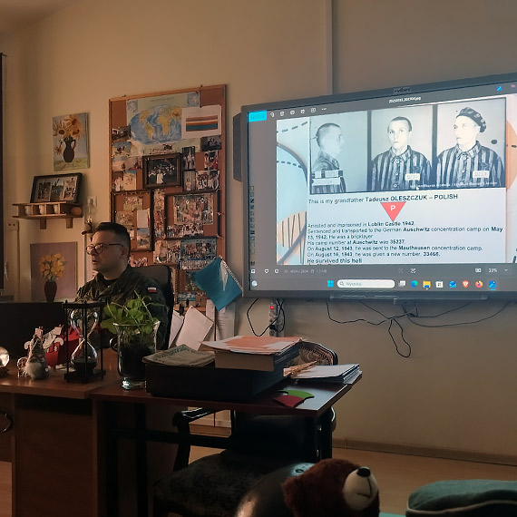 Lekcja pamięci w Dziwnowie. Uczniowie spotkali się z potomkiem więźnia obozów koncentracyjnych