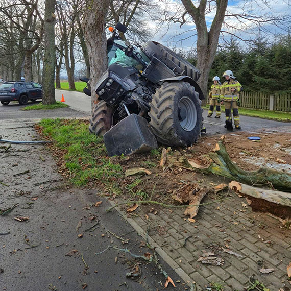Kolizja ciągnika w Darzowicach. Maszyna przewróciła się na drogę, brak osób poszkodowanych