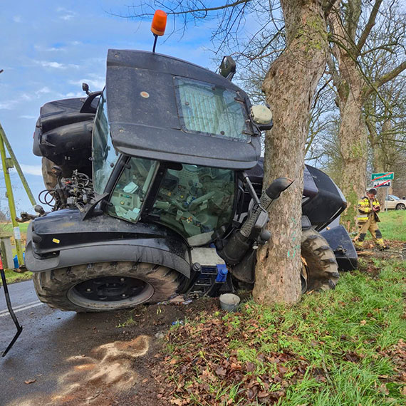Kolizja ciągnika w Darzowicach. Maszyna przewróciła się na drogę, brak osób poszkodowanych