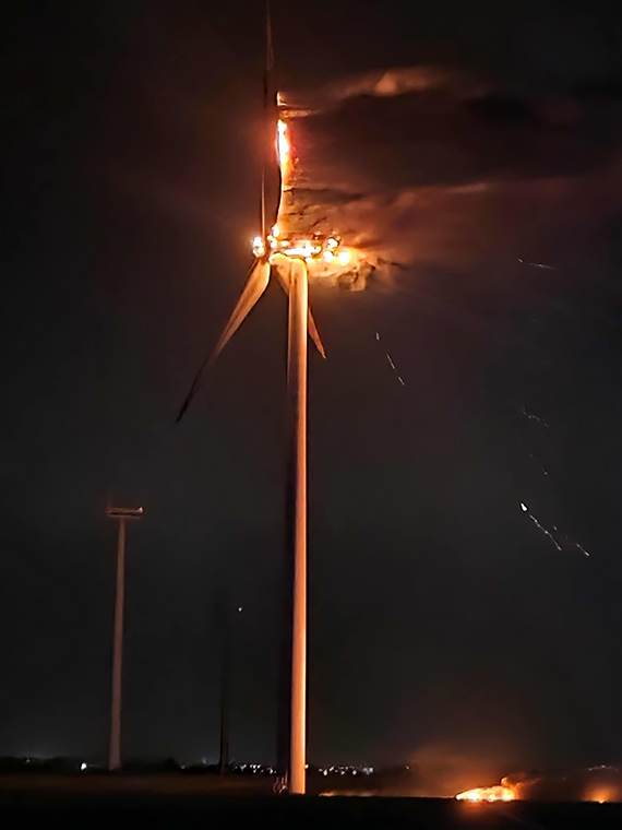 Pożar turbiny wiatrowej między Koniewem a Skoszewem. Mieszkańcy: najpierw był potężny huk, potem słup ognia