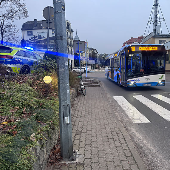 Międzyzdroje. Zdarzenie z udziałem autobusu linii 10 i rowerzystki. 74-latka trafiła do szpitala