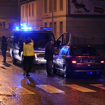 Oplem potr�ci� staruszk� na pasach