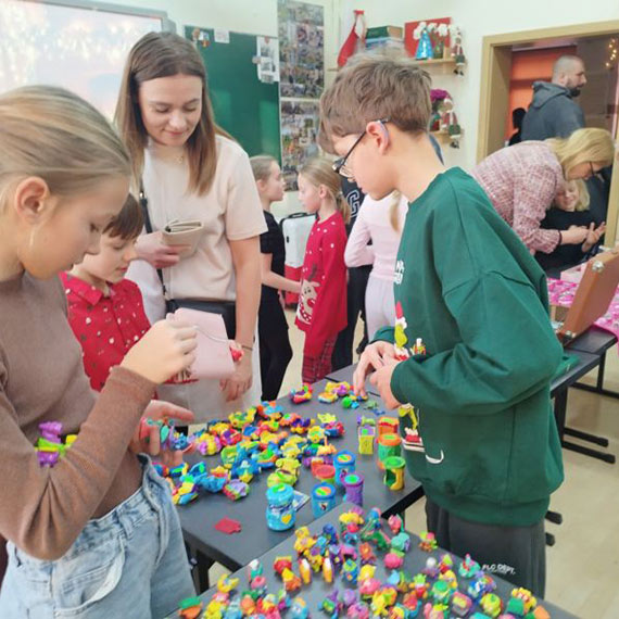 Uczniowie SP w Dziwnowie pomogli chorym ch�opcom. Ponad 2,2 tys. z� trafi�o na Siepomaga