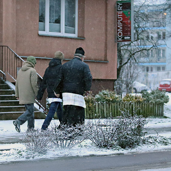 Kolęda 2025/2026 - kiedy księża chodzą po domach, po co przychodzą i jak się do wizyty przygotować? Bez presji, bez hejtu, do rozmowy