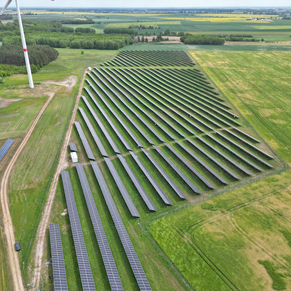 Polski Zielony Fundusz inwestuje w fotowoltaikę i magazynowanie energii - pierwsza inwestycja w portfelu