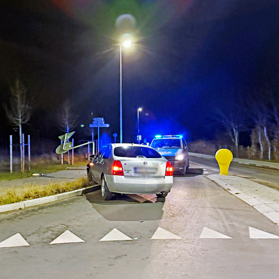 Ucieczka, alkohol i znak drogowy. Filmowy po�cig zako�czony na rondzie w Wapnicy