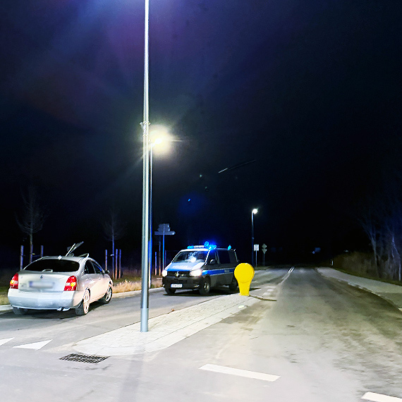 Ucieczka, alkohol i znak drogowy. Filmowy po�cig zako�czony na rondzie w Wapnicy