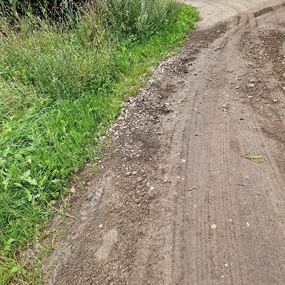 Niszczona droga w Krzepocinie. Mieszkańcy apelują o reakcję