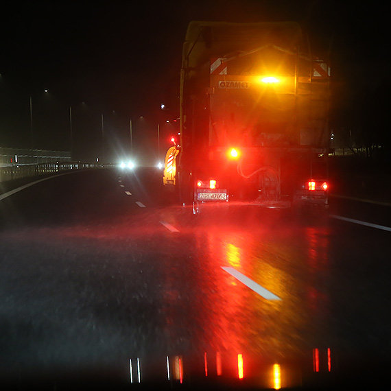 Ślisko na drogach i chodnikach. Uwaga na nocne zamarzanie nawierzchni