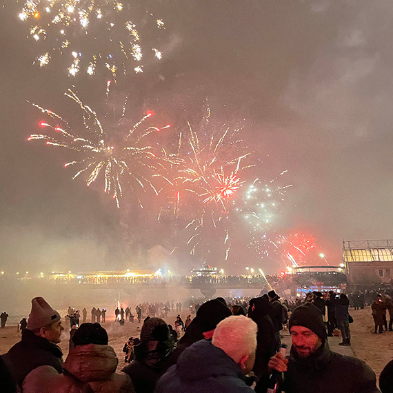 Roz�wietlone niebo na pla�y w Mi�dzyzdrojach