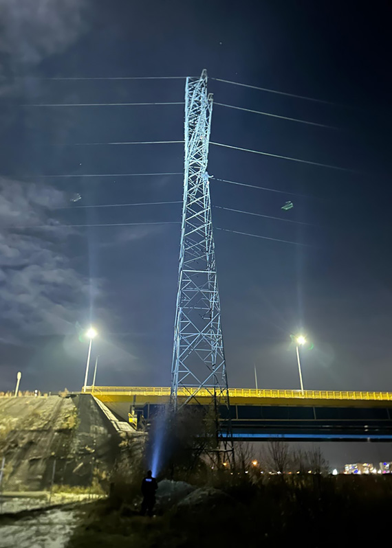 M�czyzna na s�upie wysokiego napi�cia. Kilkugodzinna akcja s�u�b w gminie Wolin