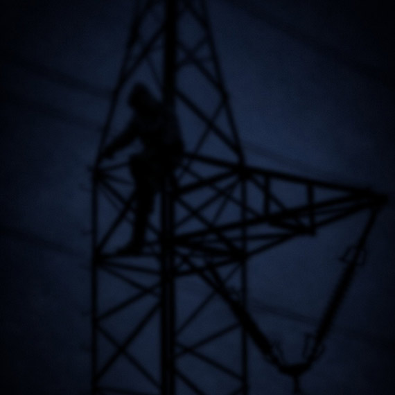 M�czyzna na s�upie wysokiego napi�cia. Kilkugodzinna akcja s�u�b w gminie Wolin