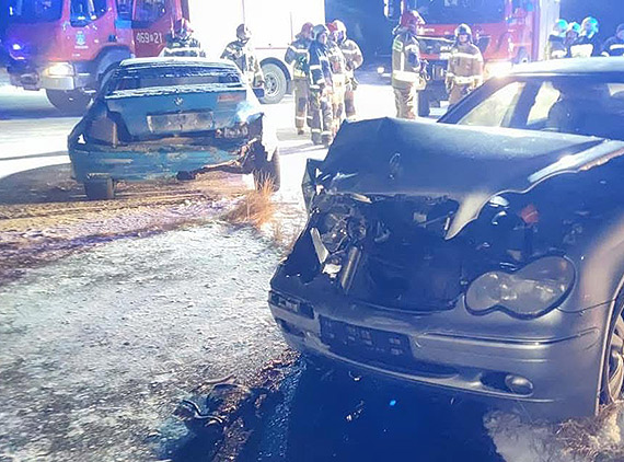 Zderzenie dw�ch samochod�w na dawnym lotnisku w �niatowie. Interweniowa�a OSP Jarszewo