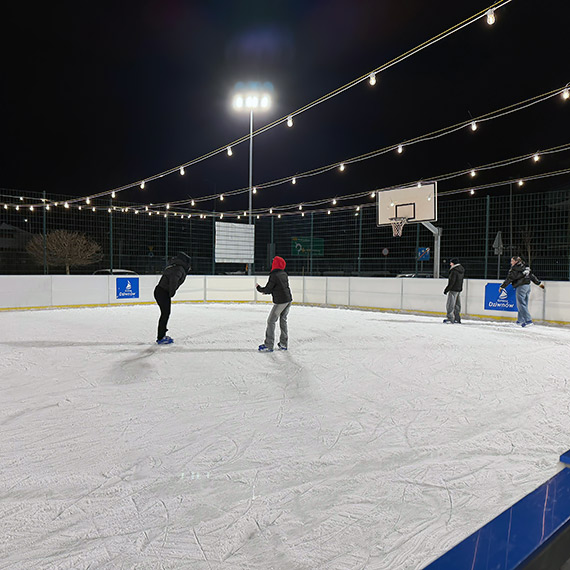 Lodowisko w Dziwnowie przyci�ga mieszka�c�w regionu. Tanie, dost�pne i czynne codziennie