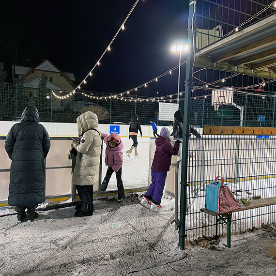 Lodowisko w Dziwnowie przyci�ga mieszka�c�w regionu. Tanie, dost�pne i czynne codziennie